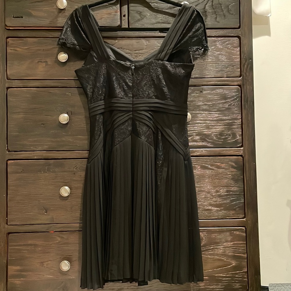 NWT BCBG ‘Aris’ black lace cocktail dress size 6 - Picture 4 of 8
